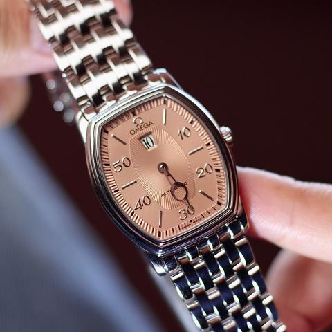 Omega De Ville Prestige Jumping Hour - Salmon dial - Unworn - Full Set
